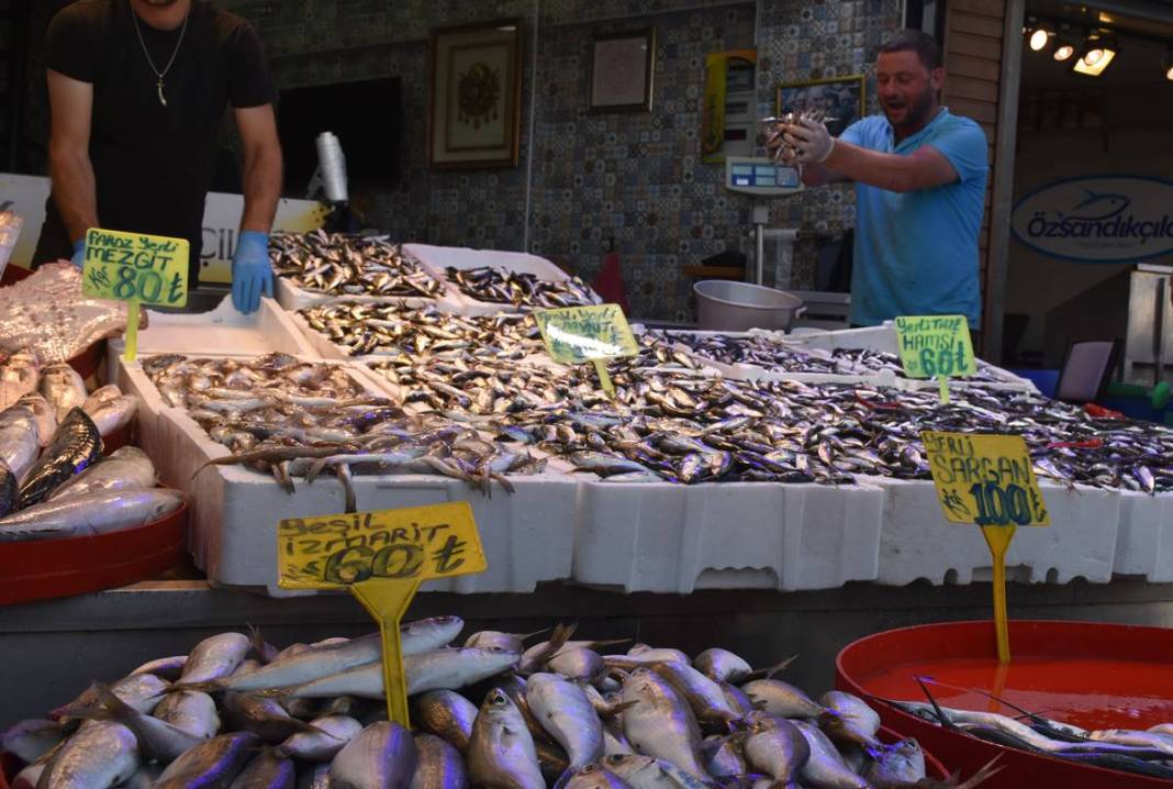 Tezgahların en ucuzu hamsi bile alev alev cep yakıyor! Bir günde yüzde 75 zamlandı, çarşıya giden vatandaş eli boş döndü 19